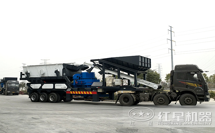 車載時(shí)產(chǎn)300噸鵝卵石移動(dòng)制沙機(jī)上路了，移動(dòng)自由更靈活 